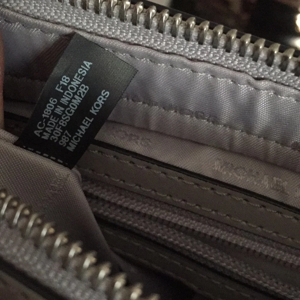 Michael Kors Gloria Pocket Swing Pack Crossbody
